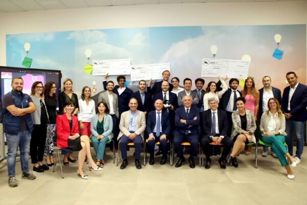 Representatives of the three winning teams, the Start Cup Catania technical and scientific committee, partners and sponsors, EUNICE Lucia Zappala and Cristina Satriano