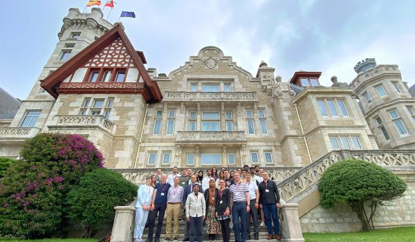 Group picture of the participants of the summer school, posing in front of the Magdalena Palace, in Spain
